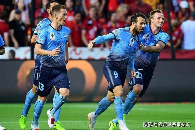 王菲低调现身那英北京演唱会 与多位明星同台应援